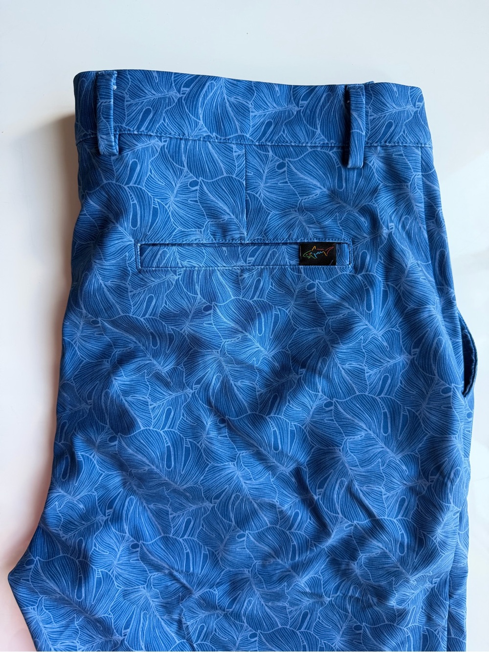 Greg Norman Men's Blue Leaf Print Casual Shorts